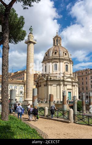 Kirche des heiligsten Namens der Maria im Trajan-Forum und Trajan-Säule (Colonna Triana), Trajan-Forum, Rom (Roma), Region Latium, Italien Stockfoto