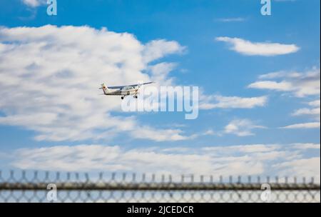 Leichtes Flugzeug, das vom Flugplatz abfliegt. Kleines Flugzeug am Himmel, Student lernt, wie man auf dem Boden abheben und landen kann. Reisefoto, niemand, Stockfoto