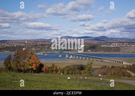 Blick auf die Ile d'Orleans Brücke über den Saint-Lawrence Fluss im Herbst, Sainte-Petronille, Ile-d'Orleans, Quebec, Kanada. Stockfoto