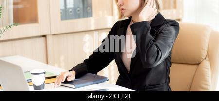 Junge asiatische Frau, die im Büro an einem Laptop arbeitet, Angestellte oder Manager arbeiten am Arbeitsplatz mit Selbstvertrauen, Geschäftsfrau mit Notebook Stockfoto