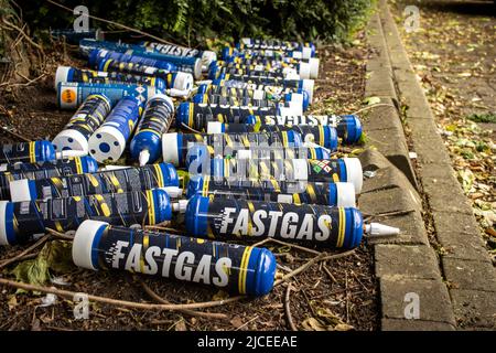 Große Dosen mit Fastgas-Lachgas (N2O) wurden in einer Straße in Bristol weggeworfen Stockfoto