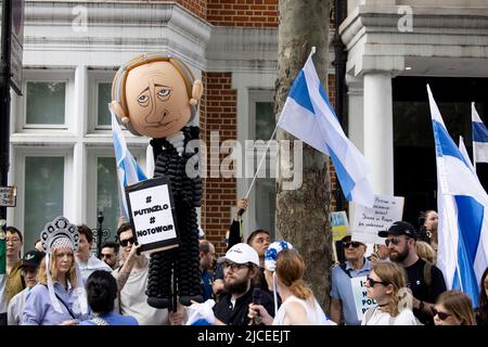 London, Großbritannien. 12.. Juni 2022. Bei der Kundgebung wird ein riesiger Ballon von Putin gesehen. Hunderte von Antikriegsrussischen protestieren am russischen Unabhängigkeitstag vor der Botschaft der Russischen Föderation in London gegen Putin. Sie fordern von ihrer Regierung, den Russland-Ukraine-Krieg sofort zu beenden. Kredit: SOPA Images Limited/Alamy Live Nachrichten Stockfoto