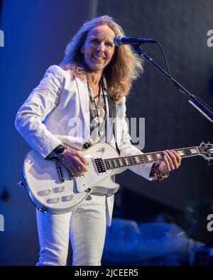 10. Juni 2022, Indianapolis, Indiana, USA: Tommy Shaw von Styx tritt am 10. Juni 2022 im Ruoff Music Center in Indianapolis, Indiana, auf. (Bild: © Lora Olive/ZUMA Press Wire) Stockfoto