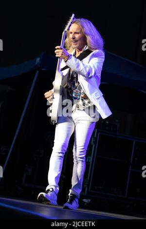 10. Juni 2022, Indianapolis, Indiana, USA: Tommy Shaw von Styx tritt am 10. Juni 2022 im Ruoff Music Center in Indianapolis, Indiana, auf. (Bild: © Lora Olive/ZUMA Press Wire) Stockfoto