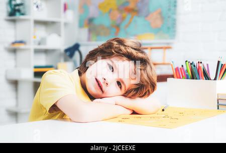 Kinderheim studieren und zu Hause Bildung. Kinder machen sich bereit für die Schule. Stockfoto