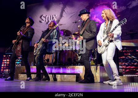 10. Juni 2022, Indianapolis, Indiana, USA: Styx tritt am 10. Juni 2022 im Ruoff Music Center in Indianapolis, Indiana, auf. (Bild: © Lora Olive/ZUMA Press Wire) Stockfoto