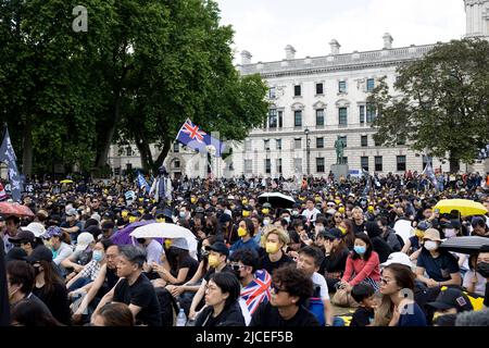 London, Großbritannien. 12.. Juni 2022. Ein Überblick über die Menge der Demonstranten während der Kundgebung auf dem Parliament Square. Tausende von Hongkongern in London versammeln sich zum 3.. Jahrestag der prodemokratischen Anti-ELAB-Sozialbewegung in Hongkong zum Gedenken an die Toten, Inhaftierten und Exilanten der Bewegung. Die Kundgebung ist die bisher größte Versammlung von Hongkongers in London seit 2019, als die prodemokratische Bewegung in Hongkong begann. (Foto von Hesther Ng/SOPA Images/Sipa USA) Quelle: SIPA USA/Alamy Live News Stockfoto