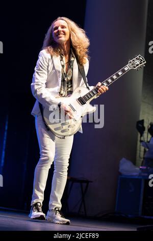 10. Juni 2022, Indianapolis, Indiana, USA: Tommy Shaw von Styx tritt am 10. Juni 2022 im Ruoff Music Center in Indianapolis, Indiana, auf. (Bild: © Lora Olive/ZUMA Press Wire) Stockfoto