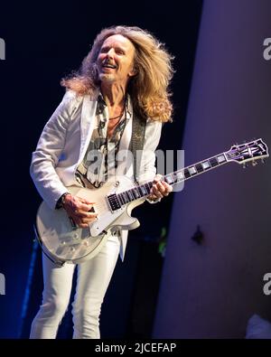 10. Juni 2022, Indianapolis, Indiana, USA: Tommy Shaw von Styx tritt am 10. Juni 2022 im Ruoff Music Center in Indianapolis, Indiana, auf. (Bild: © Lora Olive/ZUMA Press Wire) Stockfoto