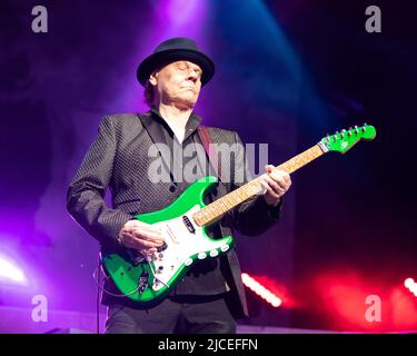 10. Juni 2022, Indianapolis, Indiana, USA: James Young von Styx tritt am 10. Juni 2022 im Ruoff Music Center in Indianapolis, Indiana, auf. (Bild: © Lora Olive/ZUMA Press Wire) Stockfoto