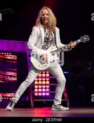 10. Juni 2022, Indianapolis, Indiana, USA: Tommy Shaw von Styx tritt am 10. Juni 2022 im Ruoff Music Center in Indianapolis, Indiana, auf. (Bild: © Lora Olive/ZUMA Press Wire) Stockfoto