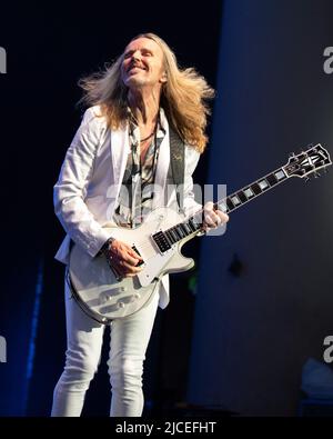 10. Juni 2022, Indianapolis, Indiana, USA: Tommy Shaw von Styx tritt am 10. Juni 2022 im Ruoff Music Center in Indianapolis, Indiana, auf. (Bild: © Lora Olive/ZUMA Press Wire) Stockfoto