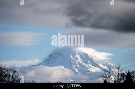 Mount Rainier an einem Wintertag mit einer linsenförmigen Wolke Stockfoto