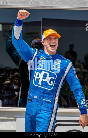 Plymouth, Wisconsin, USA. 12.. Juni 2022. JOSEF NEWGARDEN aus Nashville, Tennessee, feiert den Gewinn des IndyCar Series Sonsio Grand Prix bei Road America. (Bild: © Walter G. Arce Sr./ZUMA Press Wire) Stockfoto