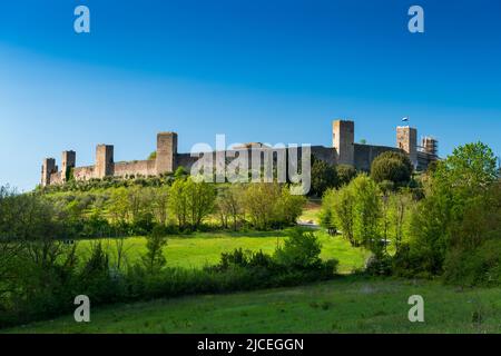 Panoramablick auf die Gemeinde Monteriggioni und eine ummauerte Stadt auf einem Hügel Stockfoto