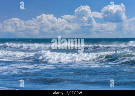 Seascape mit großen schäumenden Wellen Stockfoto