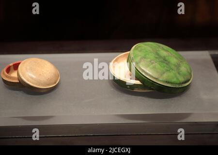 XI'AN, CHINA - 12. JUNI 2022 - Ein weißes Porzellan Schnitzwerk Tusche-Stein und braun glasierten Porzellan Druckkasten aus der tang-Dynastie sind in der Daming ausgestellt Stockfoto