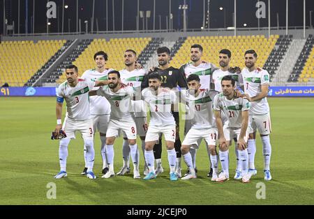 Doha, Katar. 12.. Juni 2022. Die Spieler des Iran posieren für ein Gruppenfoto vor einem internationalen Freundschaftsspiel zwischen dem Iran und Algerien im Qatar Sports Club in Doha, der Hauptstadt von Katar, 12. Juni 2022. Quelle: Niklku/Xinhua/Alamy Live News Stockfoto