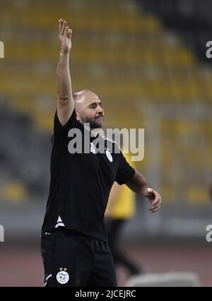 Doha, Katar. 12.. Juni 2022. Algeriens Cheftrainer Djamel Belmadi reagiert auf ein internationales Freundschaftsspiel zwischen dem Iran und Algerien im Qatar Sports Club in Doha, der Hauptstadt von Katar, am 12. Juni 2022. Quelle: Niklku/Xinhua/Alamy Live News Stockfoto