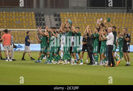 Doha, Katar. 12.. Juni 2022. Algeriens Spieler feiern nach dem Gewinn eines internationalen Freundschaftsspiels zwischen dem Iran und Algerien im Qatar Sports Club in Doha, der Hauptstadt von Katar, am 12. Juni 2022. Quelle: Niklku/Xinhua/Alamy Live News Stockfoto