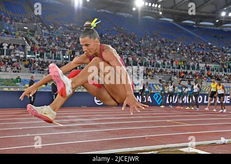 Maryna Bekh-Romanchuk (UKR) gewinnt den Weitsprung der Frauen mit 22-5 3/4 (6,85 m) während der 42. Goldenen Gala Pietro Menena in einem Wanda Diamond League-Treffen Stockfoto