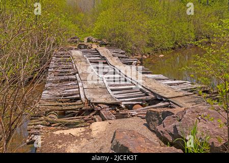 Brücke, die repariert werden muss, über den Blackwater River im Canaan Valley National Wildlife Refuge Stockfoto