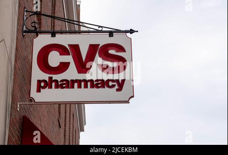 Salem, MA USA - 12. Juni 2022 - In der Innenstadt von Salem Hängt Ein CVS-Apothekenschild Stockfoto