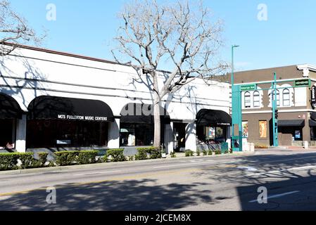 FULLERTON, KALIFORNIEN - 24. JANUAR 2020: Mo's Fullerton Music Centers Downtown am Harbor Boulevard Stockfoto