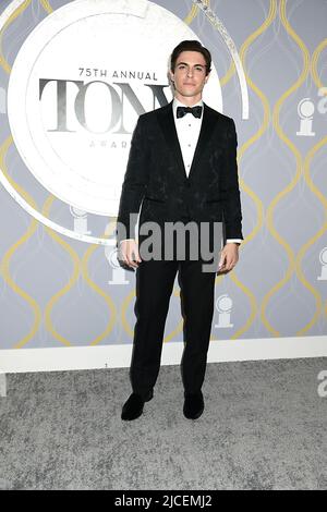 Derek Klena nimmt am 12. Juni 2022 an den jährlichen Tony Awards 75. in der Radio City Music Hall in New York, New York, USA, Teil. Robin Platzer/ Twin Images/ Credit: SIPA USA/Alamy Live News Stockfoto