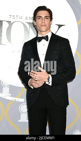 Derek Klena nimmt am 12. Juni 2022 an den jährlichen Tony Awards 75. in der Radio City Music Hall in New York, New York, USA, Teil. Robin Platzer/ Twin Images/ Credit: SIPA USA/Alamy Live News Stockfoto