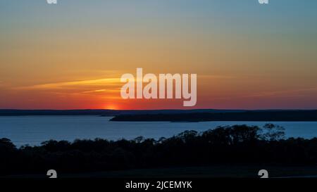 Ein wunderschöner Sonnenuntergang an der Bucht, Newport, Rhode Island Stockfoto