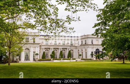 Newport, Rhode Island - 27. Mai 2022: Außenansicht des historischen Rosecliff Mansion in Newport, Rhode Island. Stockfoto