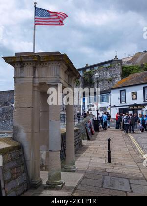 Die Flagge der Vereinigten Staaten von Amerika fliegt über dem Denkmal der Mayflower Steps in Plymouth, Devon, England, Großbritannien. Stockfoto