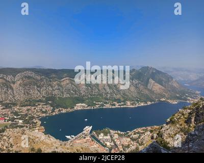 Blick von oben auf die Bucht von Kotor mit Meer und Bergen in Kotor, Montenegro Stockfoto