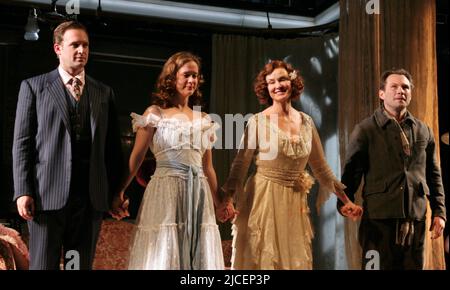 Josh Lucas, Sarah Paulson, Jessica lange und Christian Slater Curtain Call während einer Voraufführung von Tennessee Williams' 'The Glass Menagerie' im Barrymore Theatre in New York City am 21. März 2005. Foto: Henry McGee/MediaPunch Stockfoto