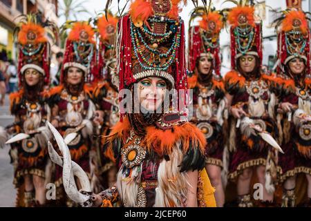 Teulada Moraira, Spanien. 12.. Juni 2022. Frau in Kostüm während der Parade in Moraira, Alicante, Spanien. Die traditionelle Parade der „Mauren und Christen“ in Teulada Moraira, Alicante, Spanien, wird aufgrund der Einschränkungen der Pandemie nach zwei Jahren erneut gefeiert. Der Tradition zufolge erinnern diese Feste an die Kämpfe, die während der Wiedereroberung ausgetragen wurden, in denen die Christen der Königreiche Spaniens die von den Muslimen besetzten Gebiete eroberten. (Foto von Diego Radames/SOPA Images/Sipa USA) Quelle: SIPA USA/Alamy Live News Stockfoto