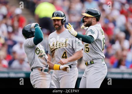 CLEVELAND, OH - 11. JUNI: Oakland Athletics verließ Fielder Seth Brown (15) feiert mit dem zweiten Baseman Tony Kemp (5) und dem dritten Baseman Matt Davidson (4), nachdem er einen Grand Slam ins rechte Feld geschlagen hatte, um seinem Team die Führung im siebten Inning gegen die Cleveland Guardians am 11. Juni 2022 in Cleveland, Ohio zu geben. Die Athletics besiegten die Guardians mit 10:5. (Joe Robbins/Image of Sport) Stockfoto