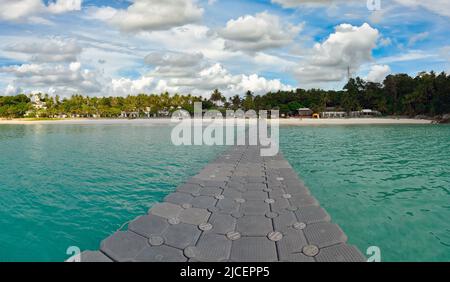 Die Brücke des Piers besteht aus Kunststoff als schwimmende Boje. Sie erstreckt sich in den Strand der Südinsel Thailands und führt über einen schwimmenden Gehweg in den Stockfoto