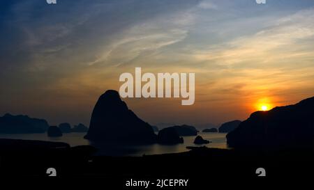 Panoramablick auf Samet Nangshe, Phang Nga, Thailand am schönen Himmel und Wolken. Die spektakuläre und natürliche Schönheit der Berge und Inseln in Th Stockfoto