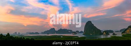 Panoramablick auf Samet Nangshe, Phang Nga, Thailand am schönen Himmel und Wolken. Die spektakuläre und natürliche Schönheit der Berge und Inseln in Th Stockfoto