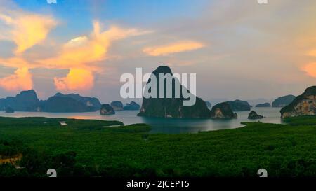 Panoramablick auf Samet Nangshe, Phang Nga, Thailand am schönen Himmel und Wolken. Die spektakuläre und natürliche Schönheit der Berge und Inseln in Th Stockfoto