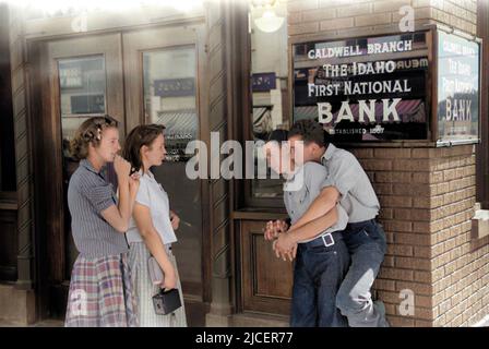 1941, Juni, CALDWELL, IDAHO, USA: Zwei JUNGEN FLIRTEN, in blauen Jeans-Hosen, umarmte wie sehr enge Freunde posieren und lächeln, lehnen sich am Eingang zu einem Bankbüro der IDAHO FIRST NATIONAL BANK of CALDWELL FILIALE. Foto von RUSSELL LEE ( 1903 - 1986 ), Mitarbeiter der United States Agricolture Farm Security Administration oder Office of war Information inländischen Fotoeinheiten, als ein Werk der US-Bundesregierung. DIGITAL KOLORIERT - LIEBE - AMORE - STATI UNITI AMERICA - bellezza - Schönheit - LGBT - HOMOSEXUELL - STOLZ - JUGEND - Gioventù - GIOVINEZZA - BANCA - Portrait - ritratto - Stockfoto