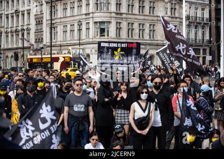 London, Großbritannien. 12.. Juni 2022. Prodemokratische Demonstranten versammeln sich auf dem Parliament Square in London, um den dritten Jahrestag des Starts massiver prodemokratischer Proteste zu begehen, die Hongkong im Jahr 2019 in die Scharen gerochen haben.Organisatoren behaupteten, dass etwa viertausend an der Kundgebung teilgenommen hätten. (Foto von May James/SOPA Images/Sipa USA) Quelle: SIPA USA/Alamy Live News Stockfoto