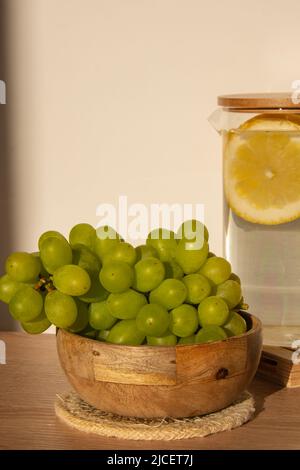 Grüne Trauben liegen auf Öko-Gericht. Umweltfreundliche Wahl und freundliche Natur. Das Konzept der Welt ohne plastikfreien und sauberen Planeten. Umweltfreundliches Geschirr aus natürlichen Materialien Stockfoto