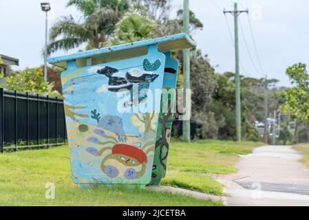 Ein mehrfarbiger und bemalter, mit Wandgemälden überdachter Busstand, Bushaltestelle oder Busbahnhof in der Nähe von Ulladulla an der New South Wales, Südküste von Australien Stockfoto