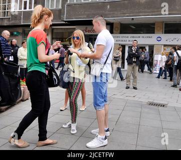 Junge bosnische Frau, die in Sarajevo einkaufen. Stockfoto