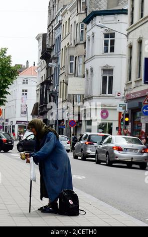 Ein syrischer Flüchtling, der um Geld bettelt, in Brüssel, Belgien. Stockfoto