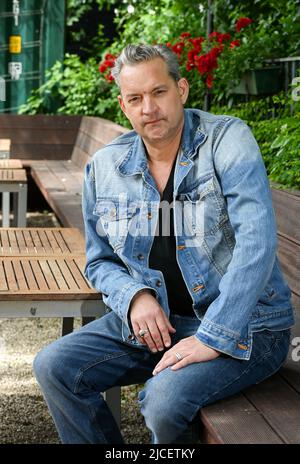 Berlin, Deutschland. 23.. Mai 2022. Schauspieler Christian Kahrmann auf einem Spaziergang durch seine Nachbarschaft im Prenzlauer Berg. Am 19. Juni feiert er seinen 50.. Geburtstag. Kahrmann wurde 1980s als Benny Beimer in der Lindenstraße bekannt. Quelle: Jens Kalaene/dpa/Alamy Live News Stockfoto