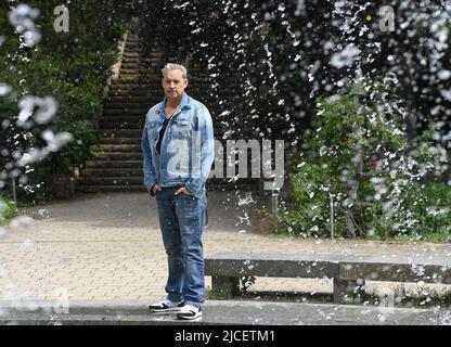 Berlin, Deutschland. 23.. Mai 2022. Schauspieler Christian Kahrmann auf einem Spaziergang durch seine Nachbarschaft im Prenzlauer Berg. Am 19. Juni feiert er seinen 50.. Geburtstag. Kahrmann wurde 1980s als Benny Beimer in der Lindenstraße bekannt. Quelle: Jens Kalaene/dpa/Alamy Live News Stockfoto