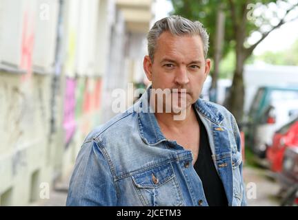 Berlin, Deutschland. 23.. Mai 2022. Schauspieler Christian Kahrmann auf einem Spaziergang durch seine Nachbarschaft im Prenzlauer Berg. Am 19. Juni feiert er seinen 50.. Geburtstag. Kahrmann wurde 1980s als Benny Beimer in der Lindenstraße bekannt. Quelle: Jens Kalaene/dpa/Alamy Live News Stockfoto